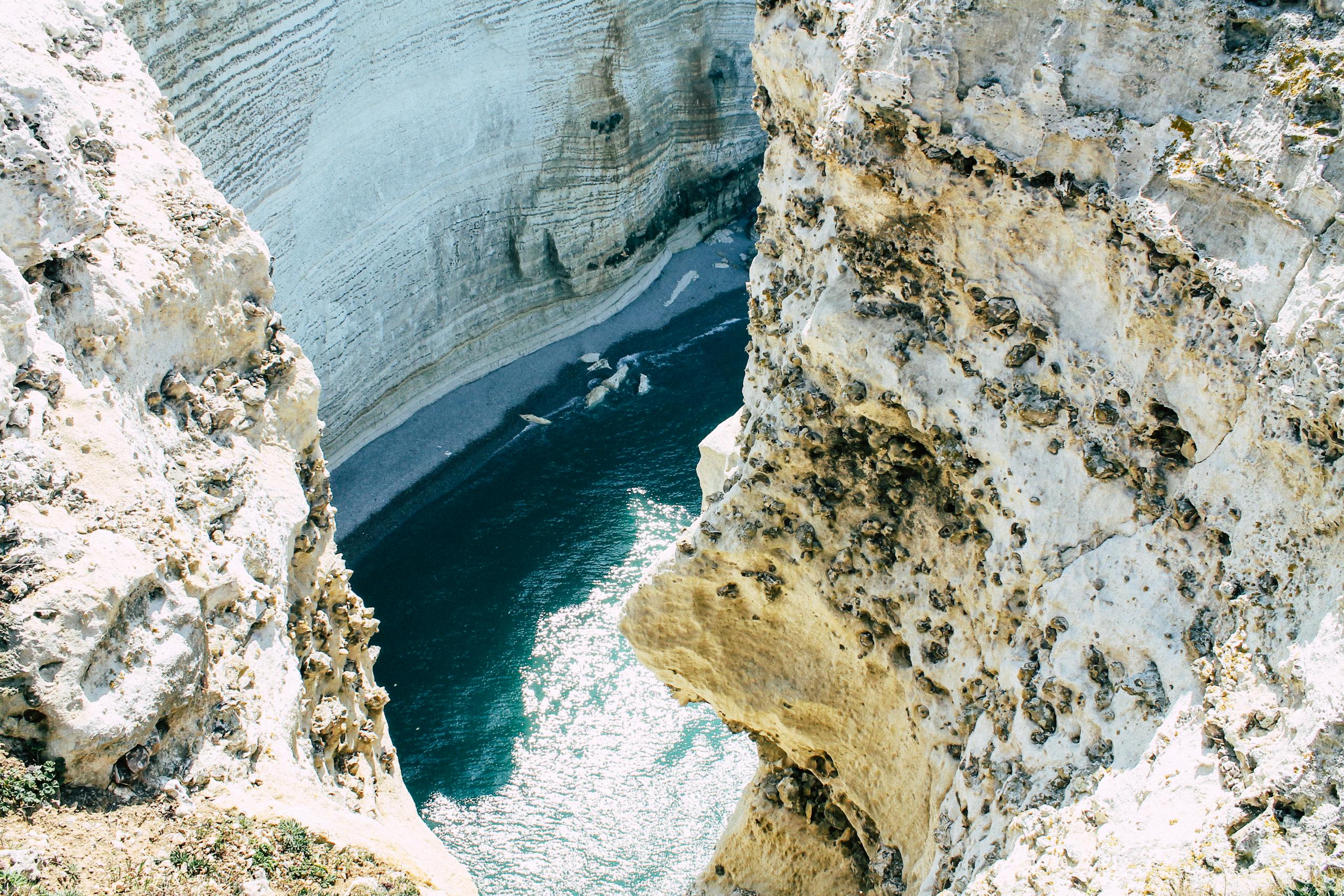Stunning view of the white cliffs and turquoise waves at Étretat, Normandy, France.